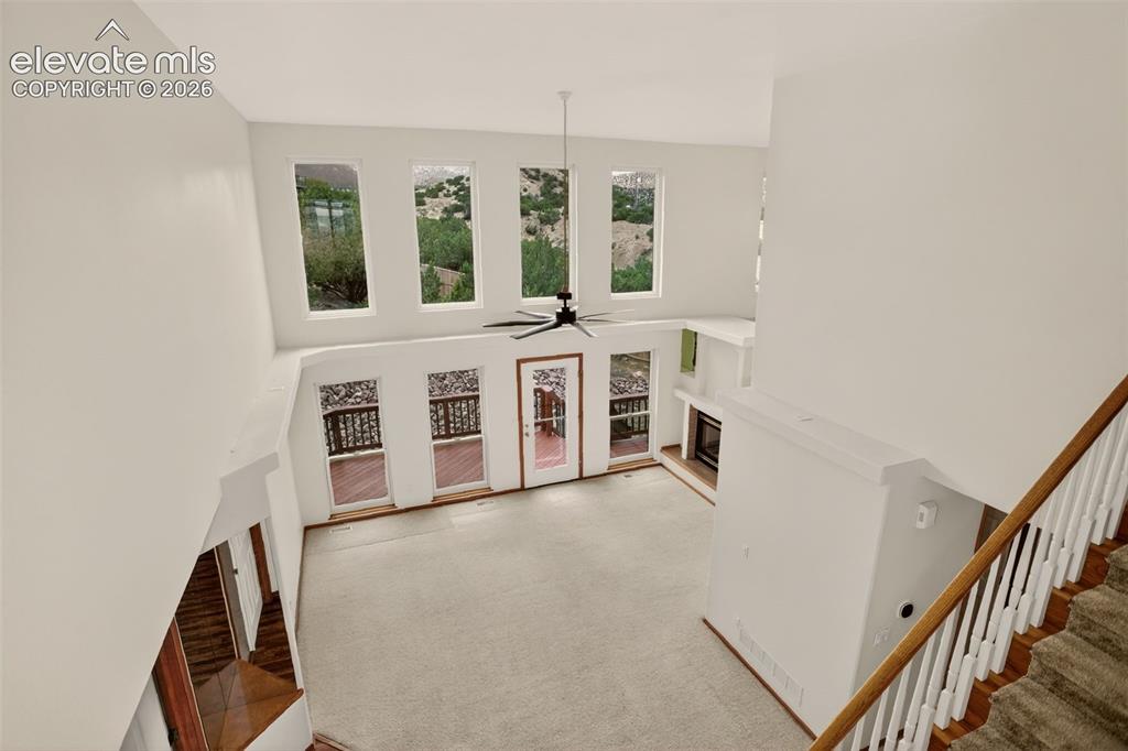 Image 19 of 50: Living room