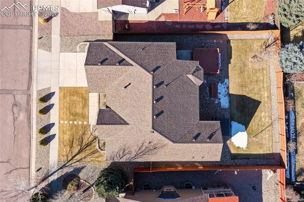 Image 3 of 50: Well maintained landscaping.