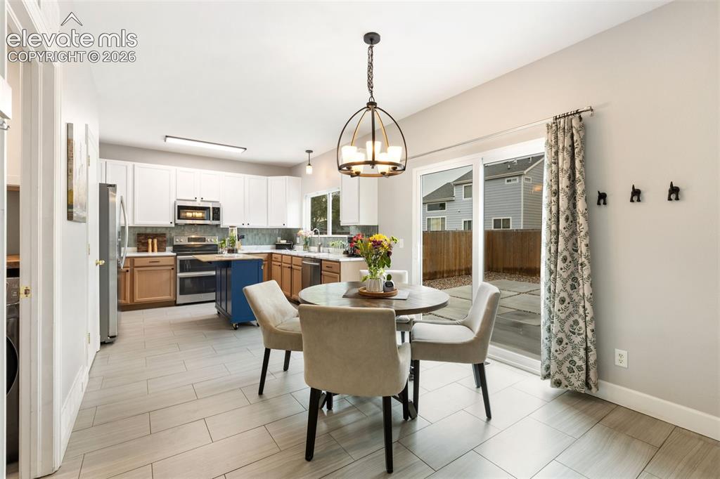 Image 16 of 46: Dining Area