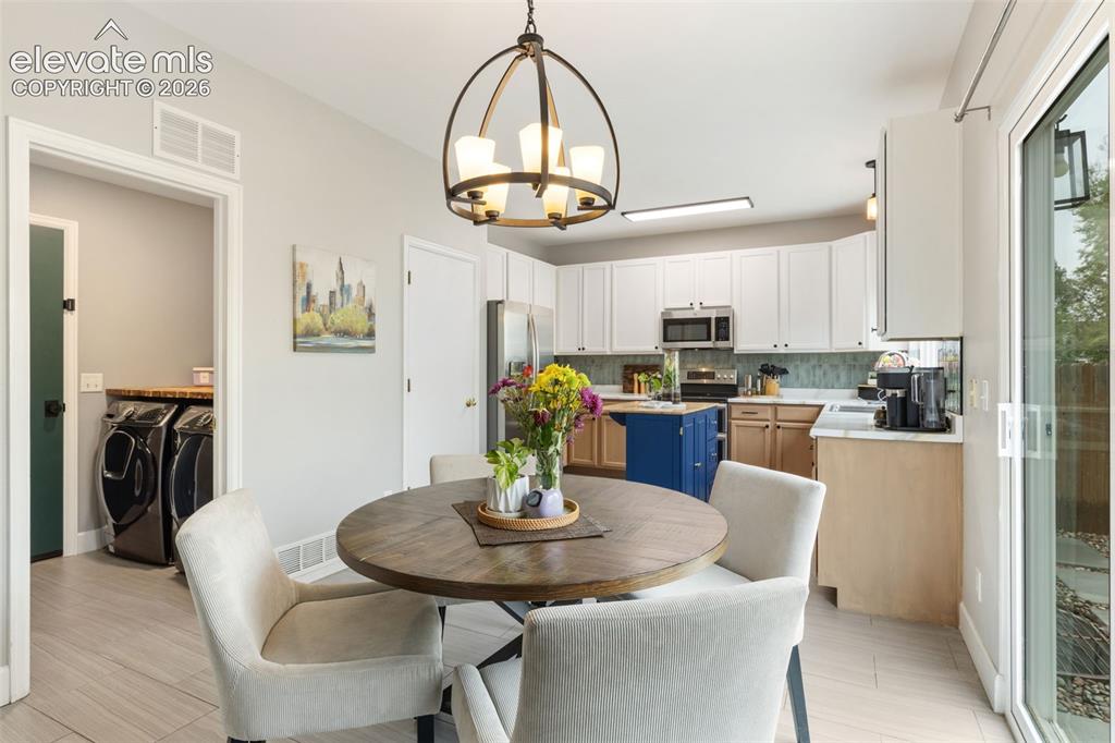 Image 17 of 46: Dining Area