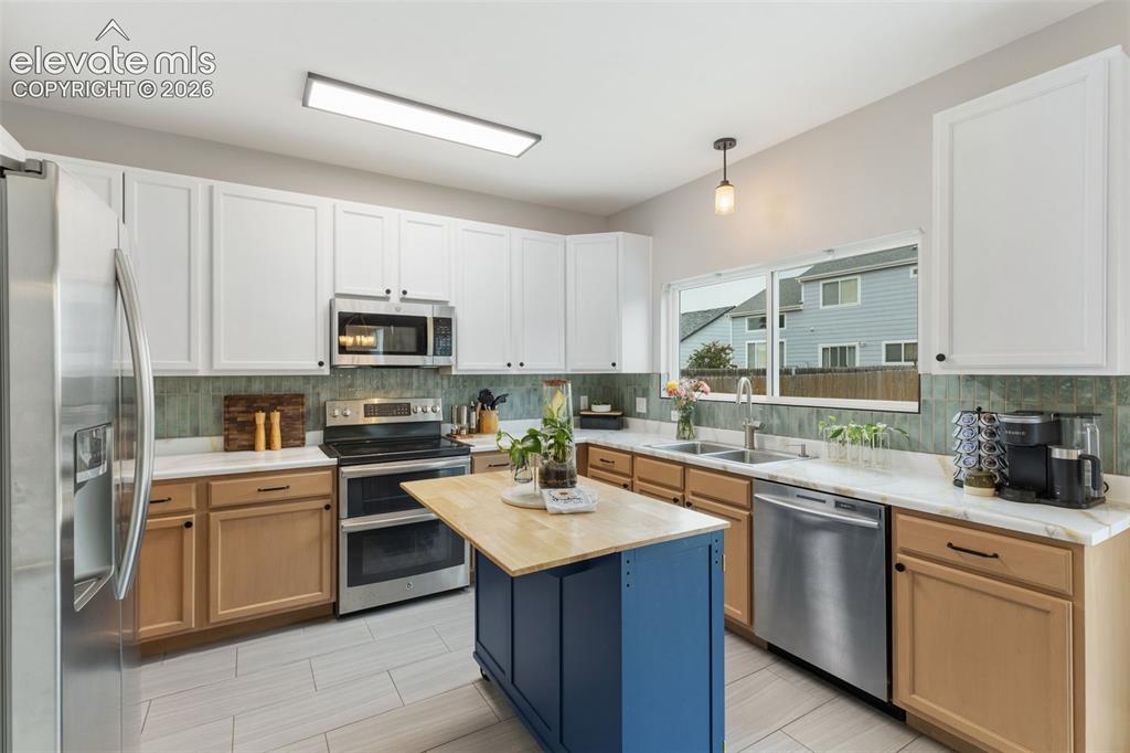 Image 19 of 46: Kitchen