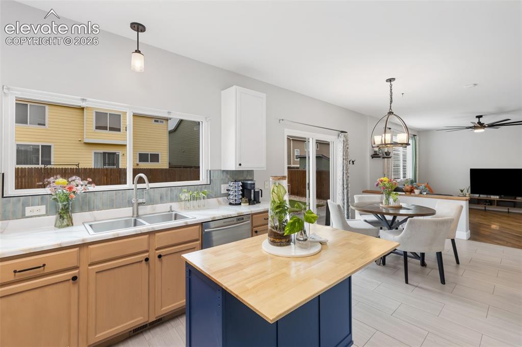 Image 22 of 46: Kitchen