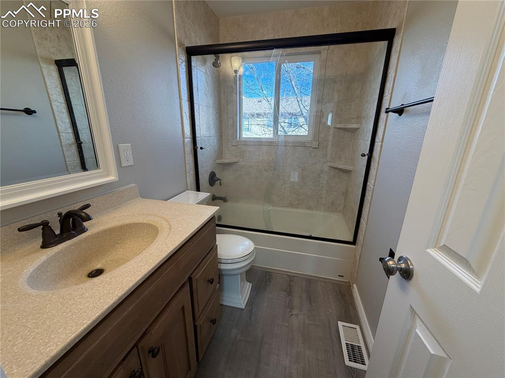 Image 14 of 15: Bathroom