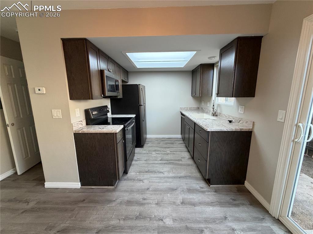 Image 5 of 15: Kitchen