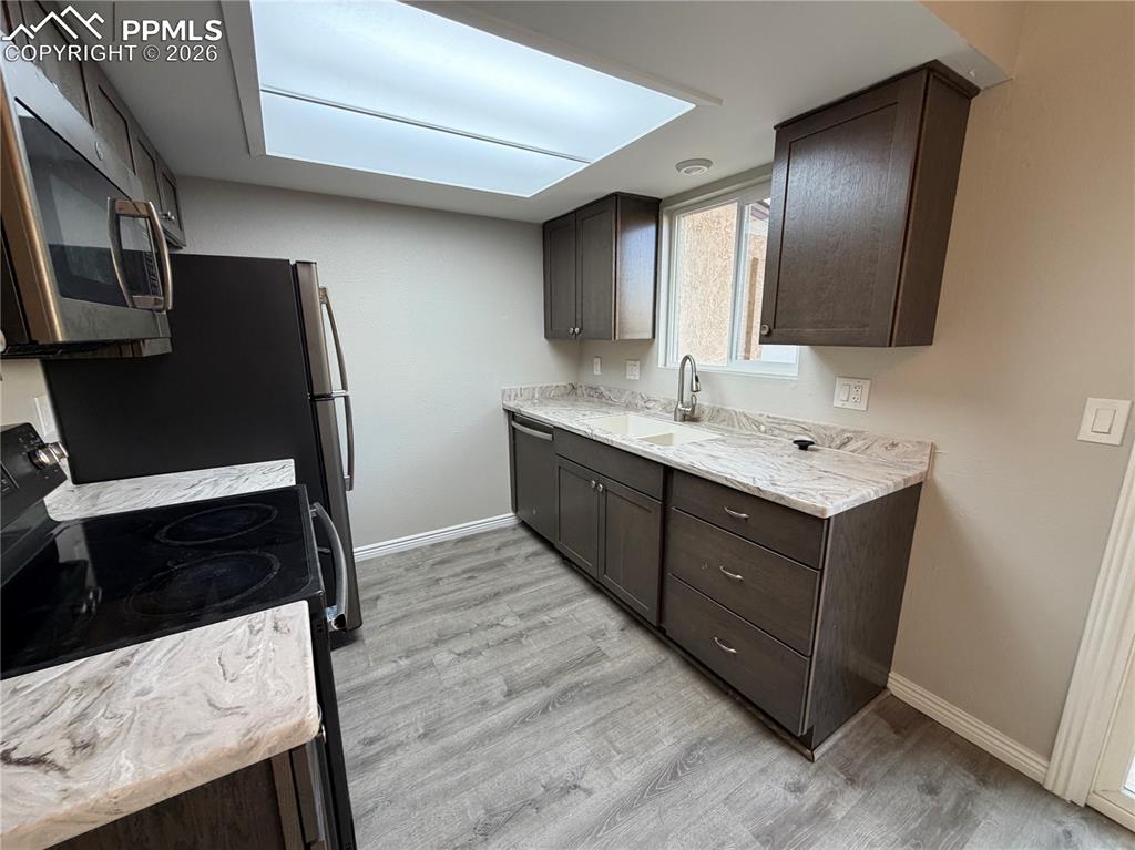 Image 7 of 15: Kitchen