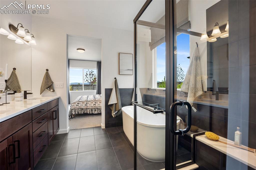 Image 14 of 35: Bathroom