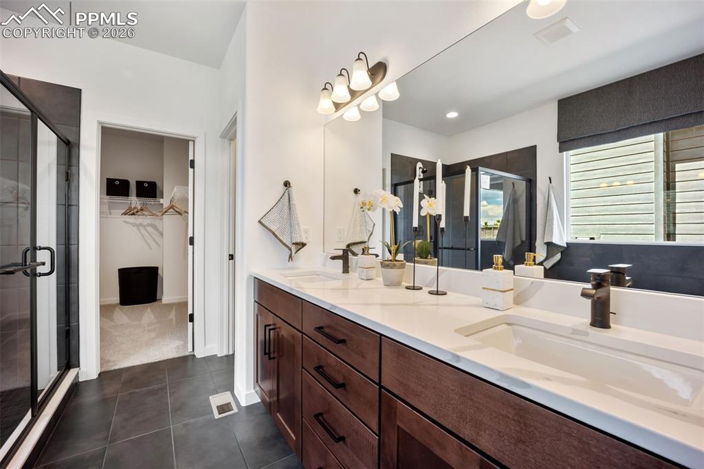 Image 22 of 35: Bathroom