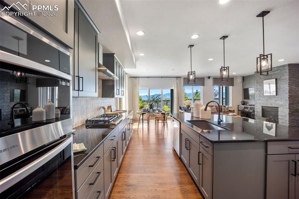 Image 7 of 35: Kitchen