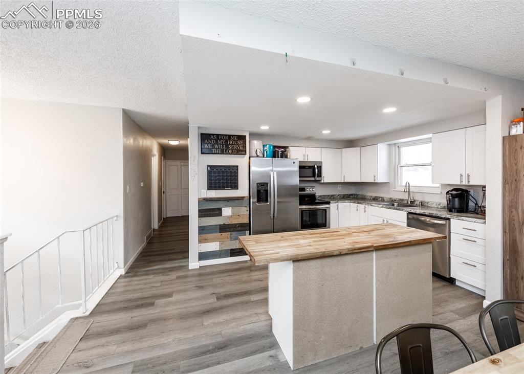 Image 10 of 18: Kitchen