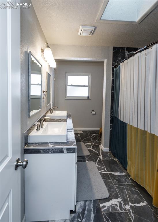 Image 12 of 18: Bathroom