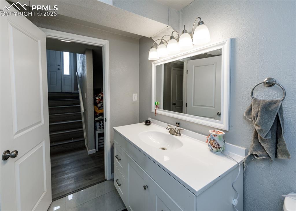 Image 16 of 18: Bathroom