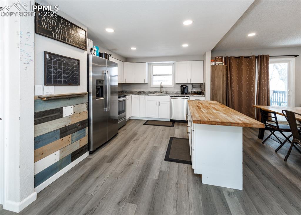 Image 7 of 18: Kitchen