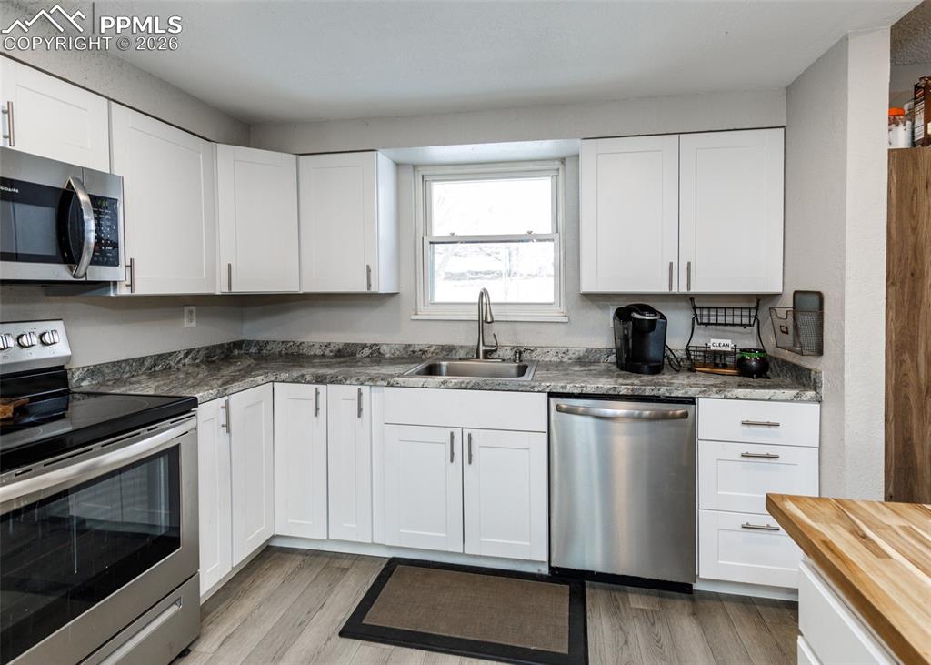 Image 9 of 18: Kitchen