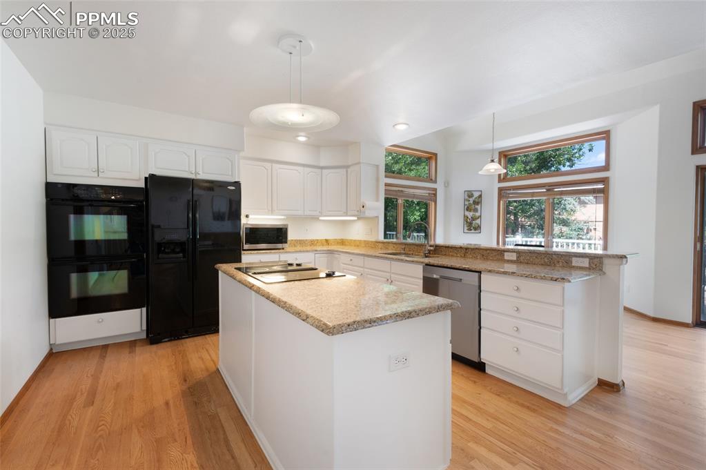 Image 10 of 44: Kitchen
