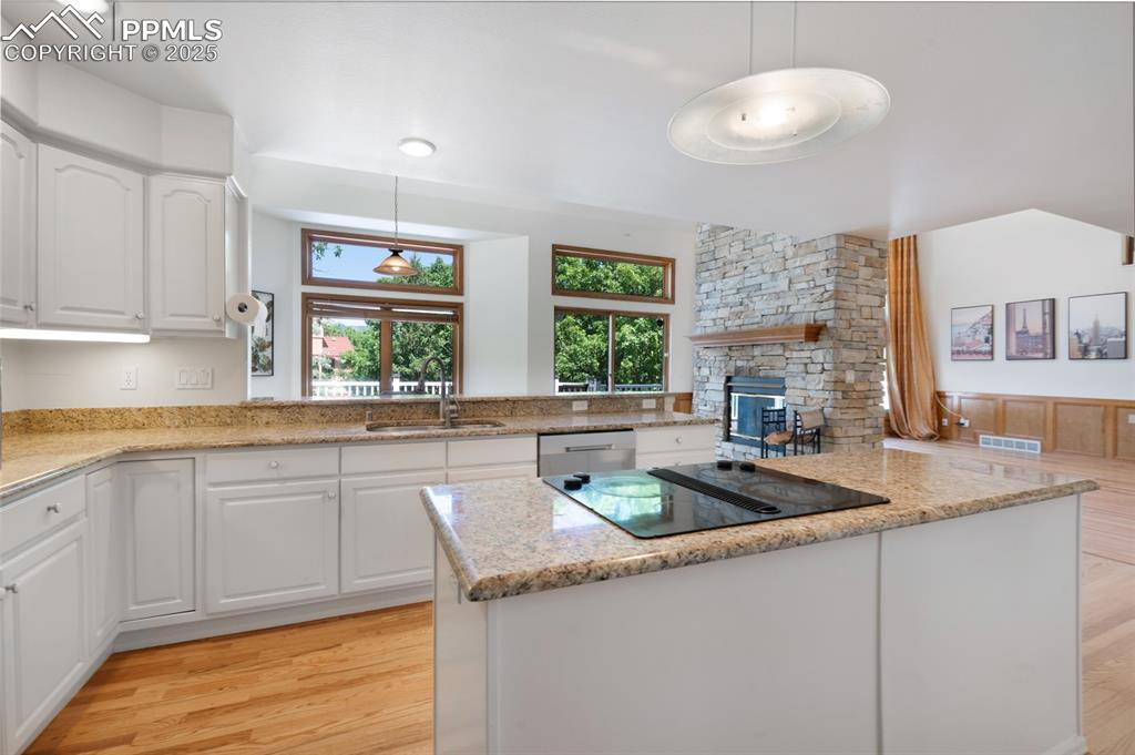 Image 11 of 44: Kitchen