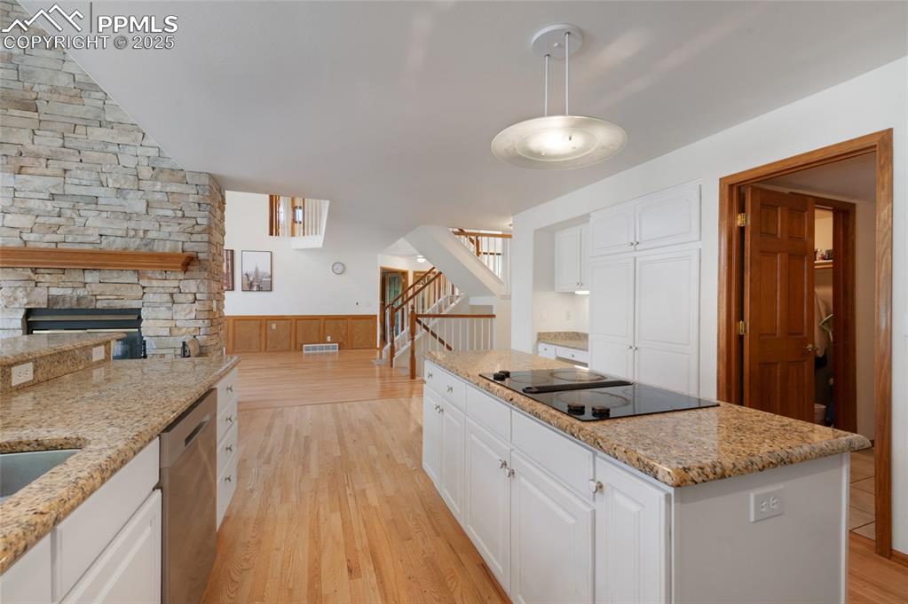 Image 13 of 44: Kitchen