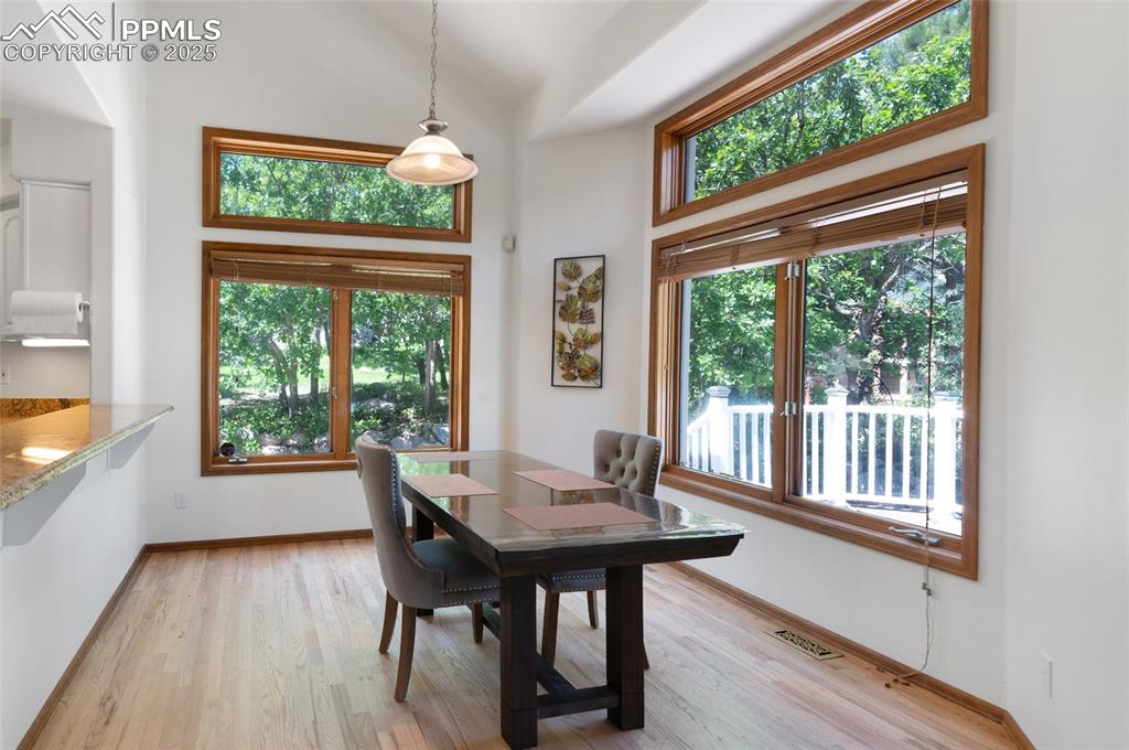 Image 14 of 44: Dining Area