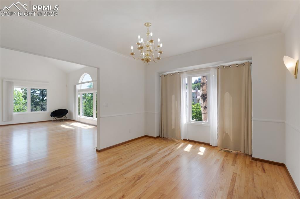 Image 16 of 44: Dining Room