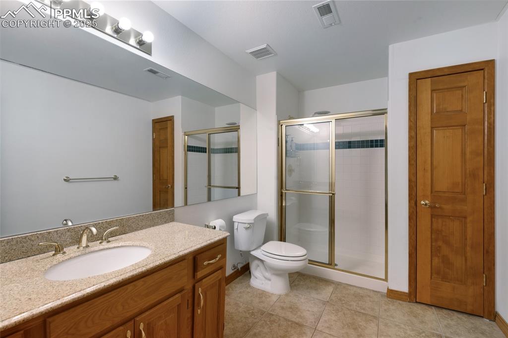 Image 36 of 44: Bathroom