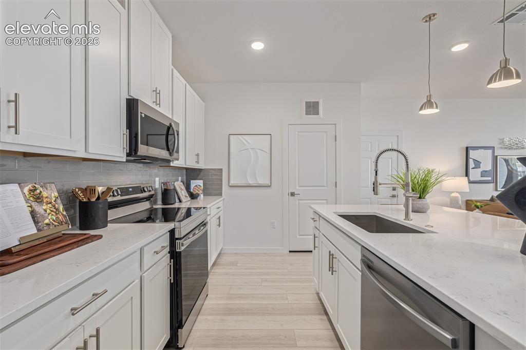 Image 13 of 27: Kitchen