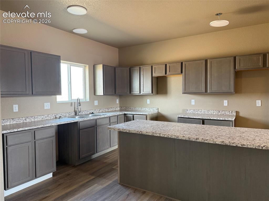Image 10 of 24: Kitchen