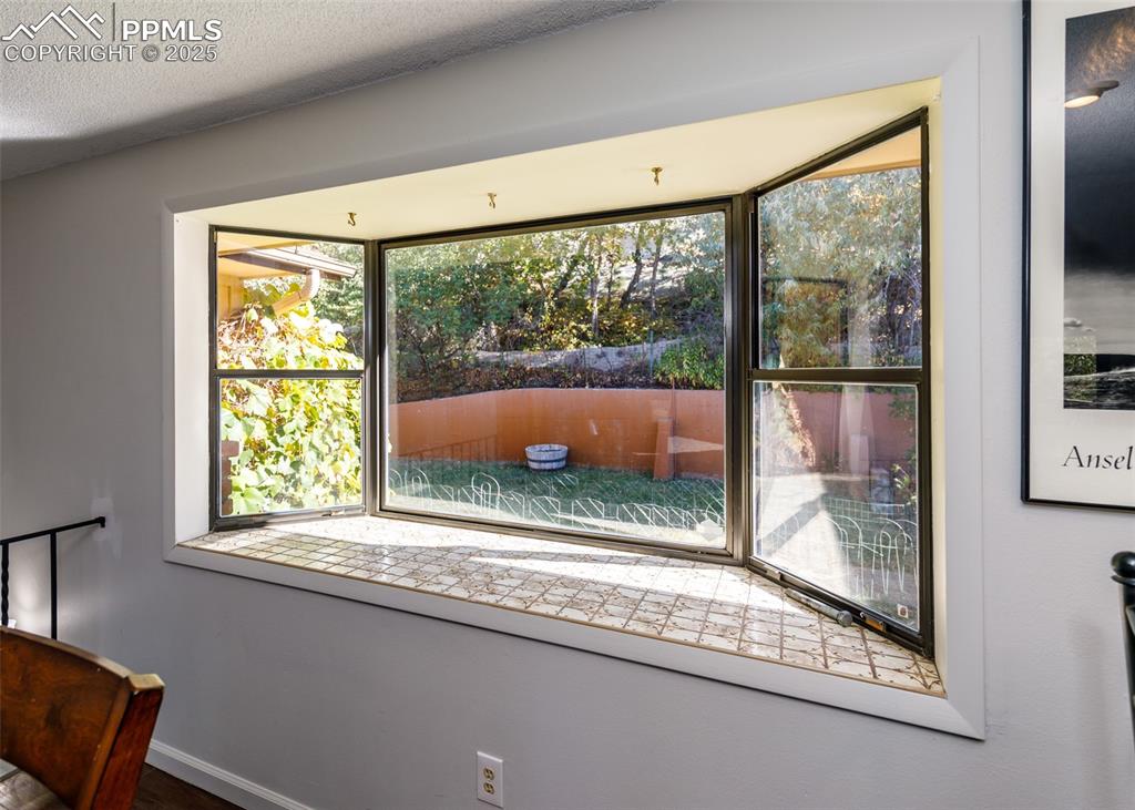 Image 9 of 33: Bay window in dining area