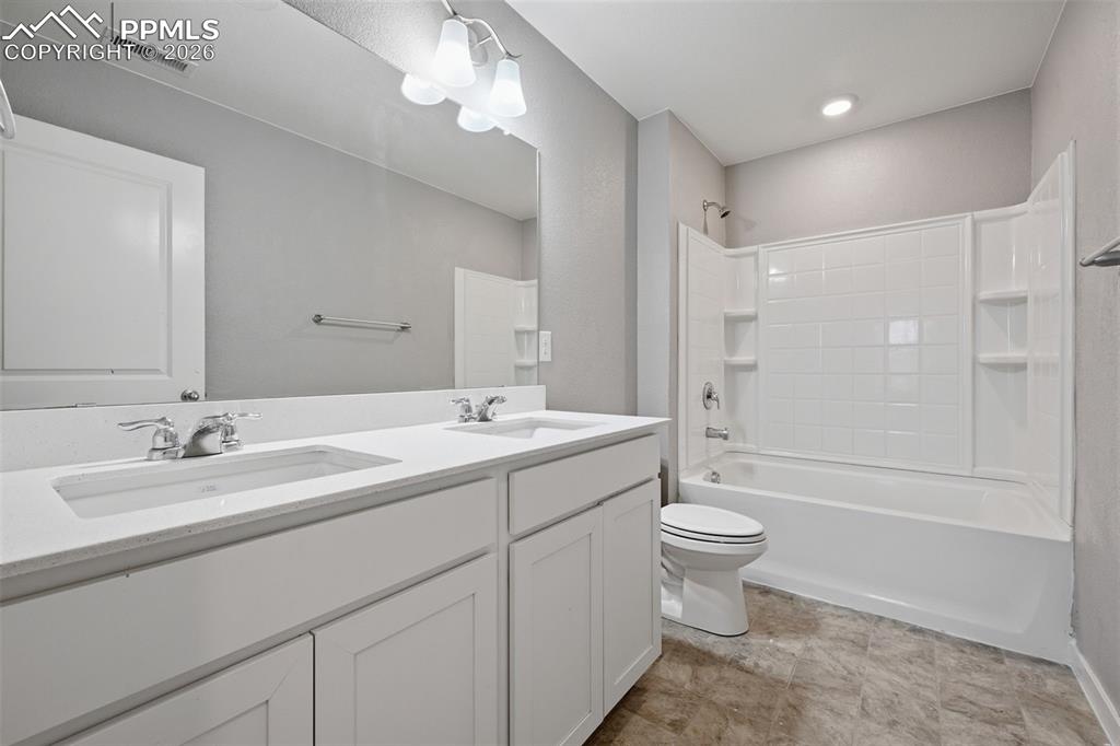 Image 17 of 29: 4-piece Primary Bedroom Bath