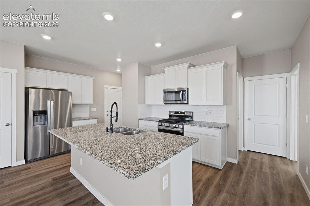 Image 5 of 32: Kitchen