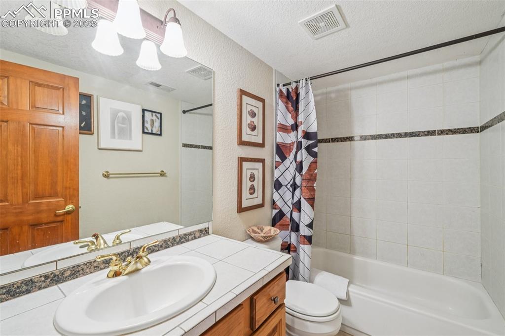 Image 18 of 39: Bathroom