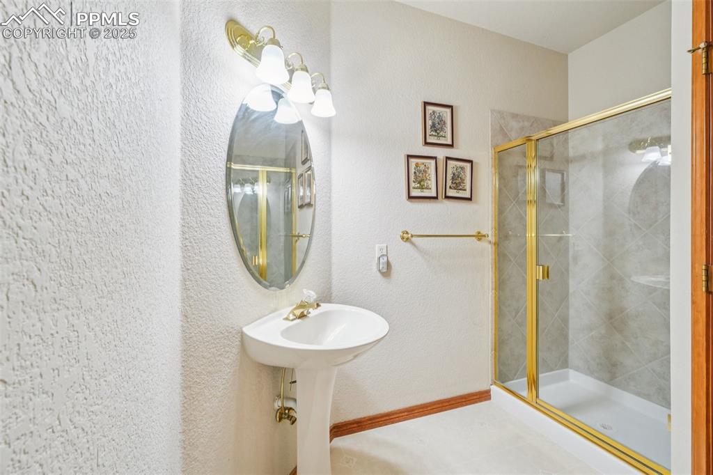 Image 24 of 39: Bathroom