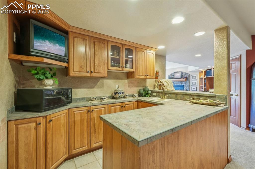 Image 25 of 39: Kitchen