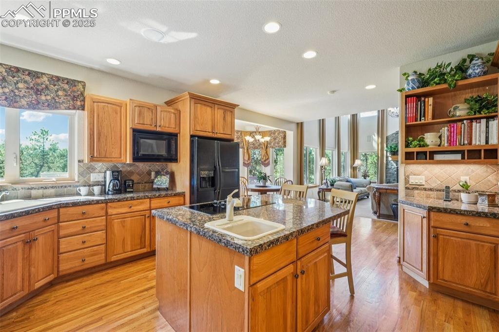 Image 7 of 39: Kitchen