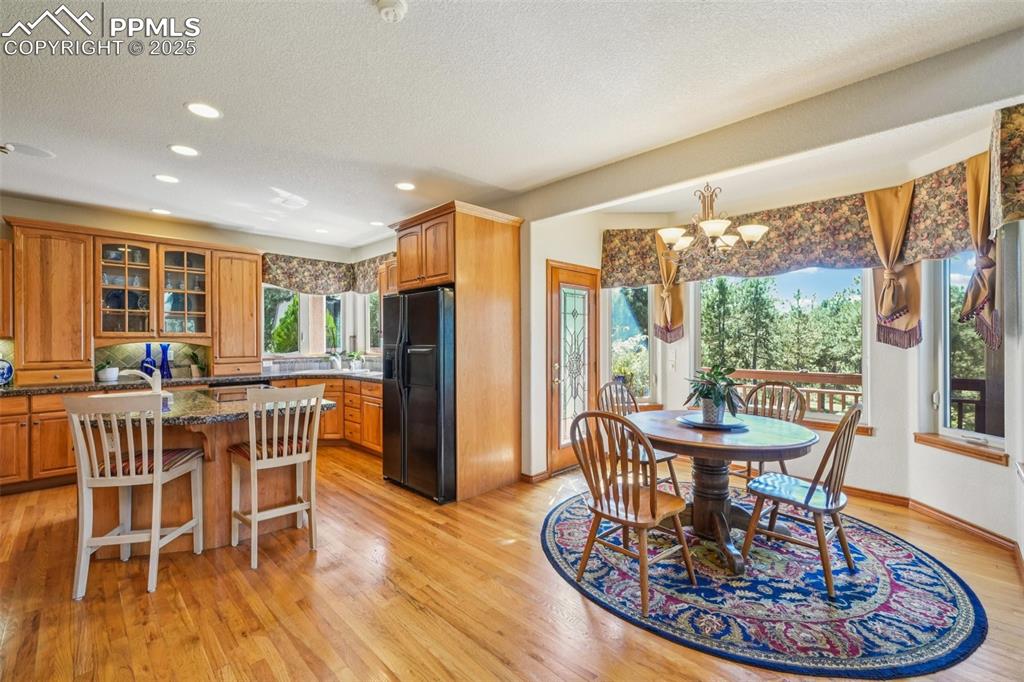 Image 9 of 39: Dining Area