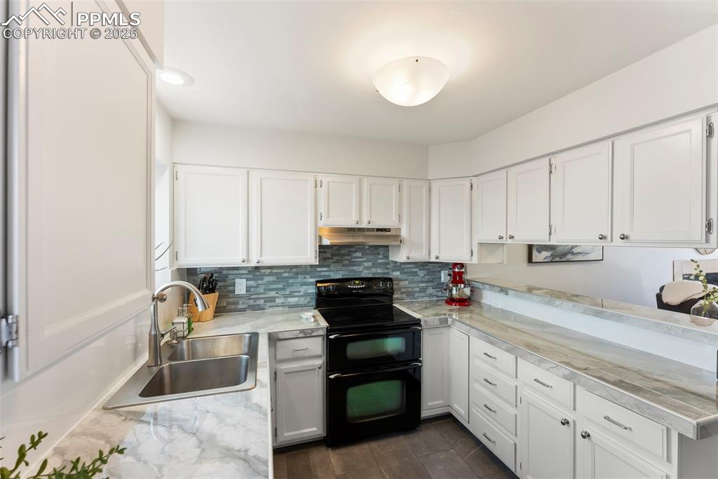 Image 10 of 35: Kitchen