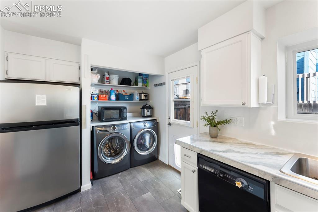 Image 14 of 35: Kitchen