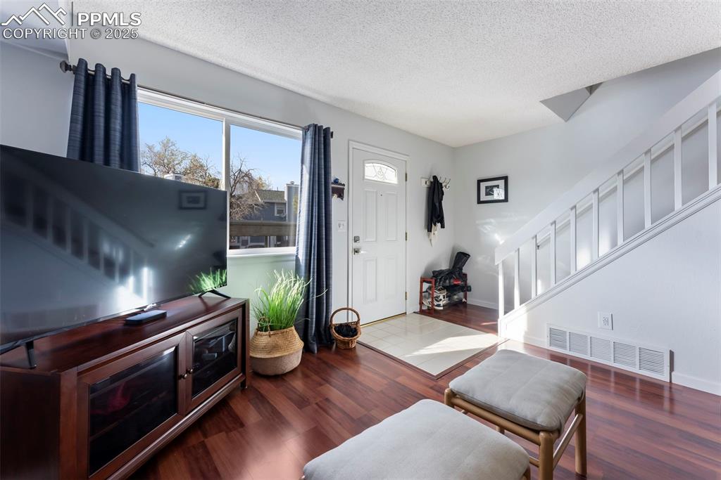 Image 16 of 35: Entry