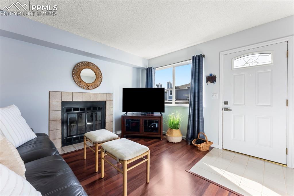 Image 4 of 35: Living Room