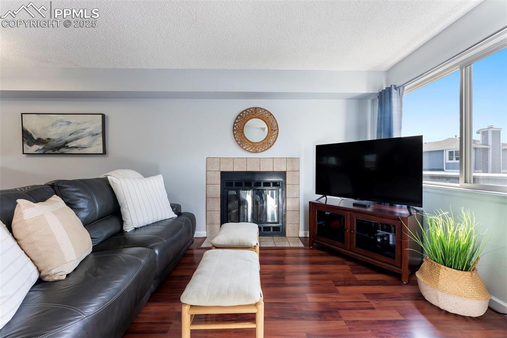 Image 5 of 35: Living Room