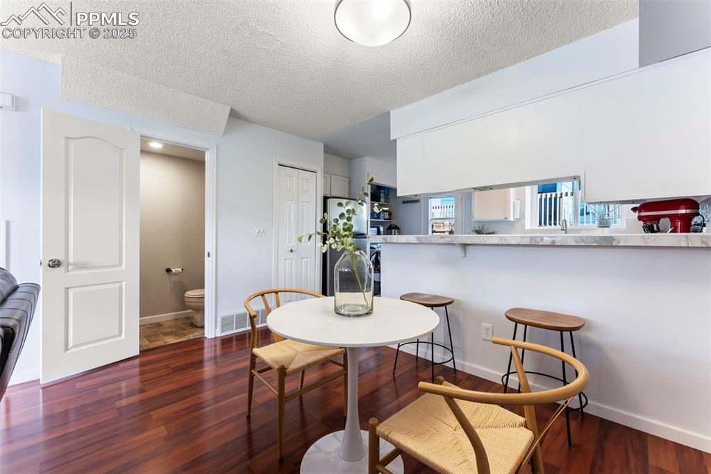 Image 8 of 35: Dining Area