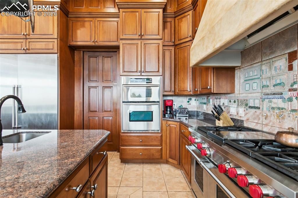 Image 12 of 50: Kitchen