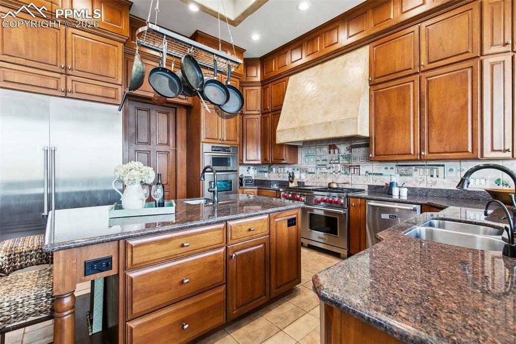 Image 13 of 50: Kitchen