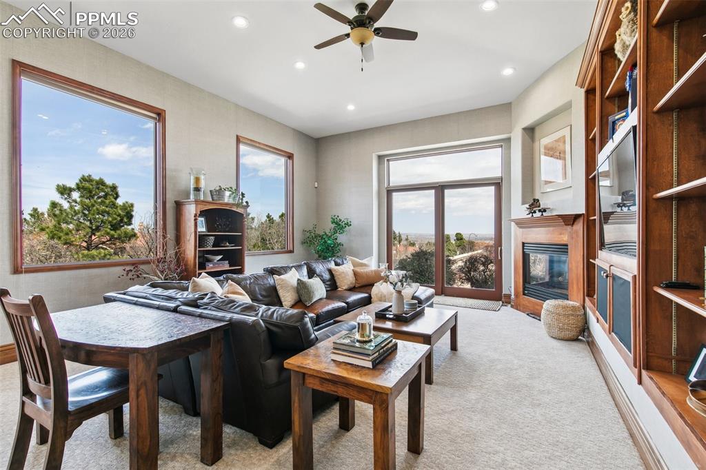 Image 15 of 50: Open to the kitchen