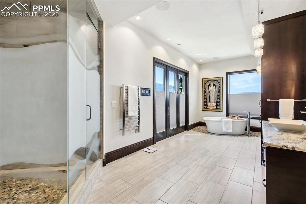 Image 22 of 50: His/Hers steam showers