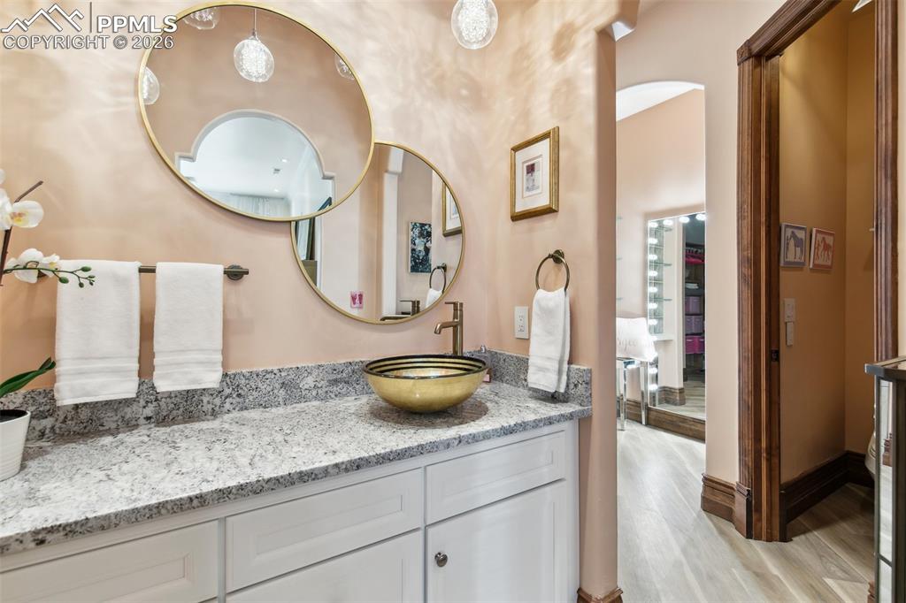 Image 26 of 50: Bathroom