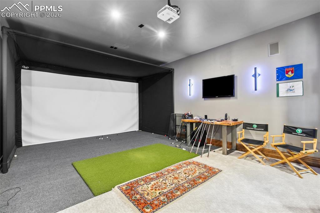 Image 36 of 50: Golf Simulator