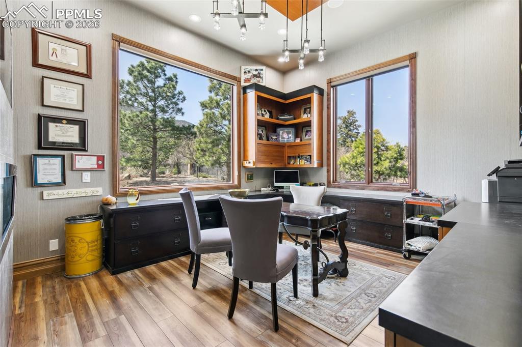 Image 37 of 50: Office