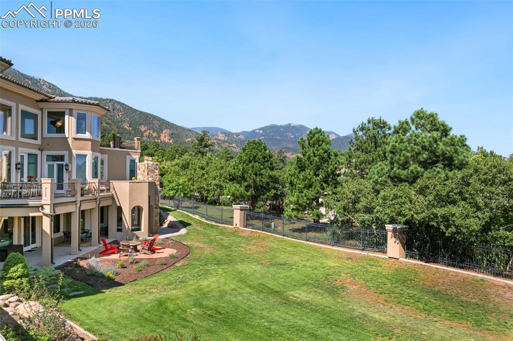 Image 44 of 50: Yard