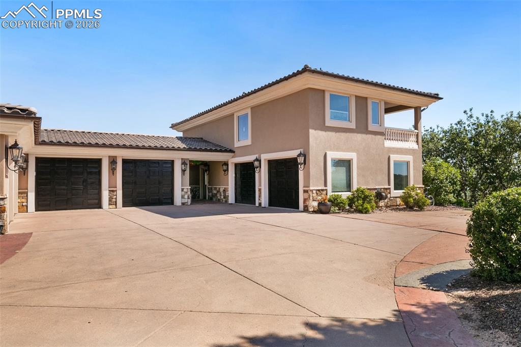 Image 49 of 50: Apartment with elevator entrance