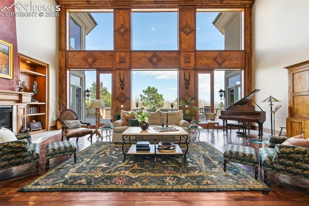 Image 9 of 50: Living Room