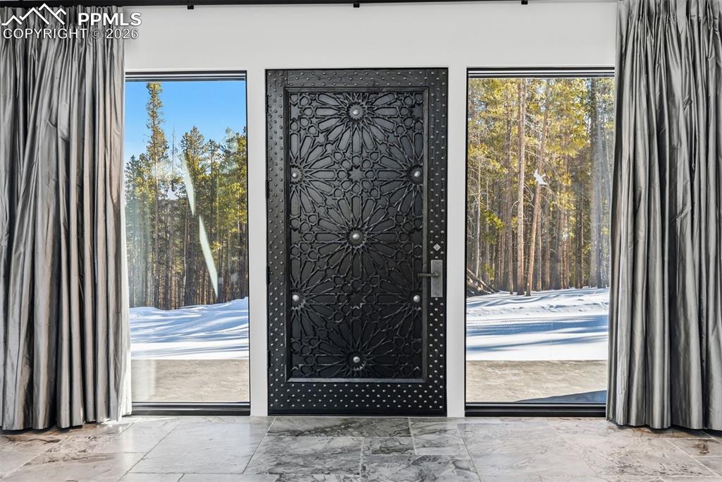 Image 14 of 50: Entry